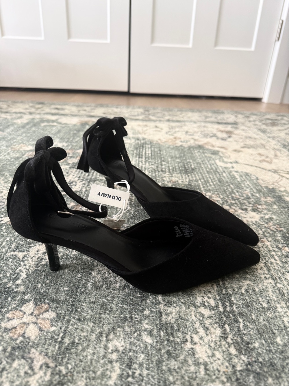 Old Navy Black Velvet Bow Pointed Toe Heels Size 6 NWT